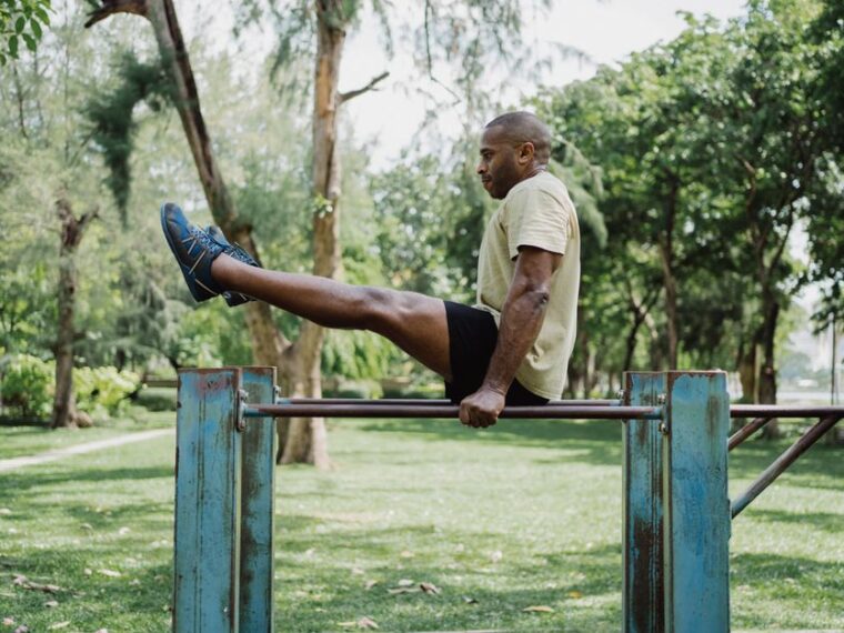 Personne réalisant une séance de musculation au poids du corps en extérieur