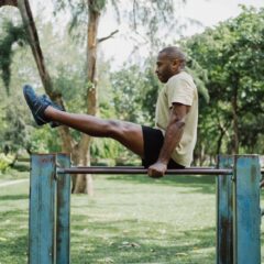Pratiquant effectuant un relevé de jambes pour les abdominaux