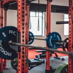 Personne réalisant un hack squat sur machine en salle de sport