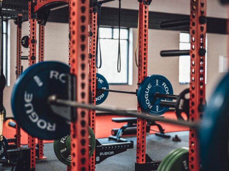 Personne réalisant un hack squat sur machine en salle de sport