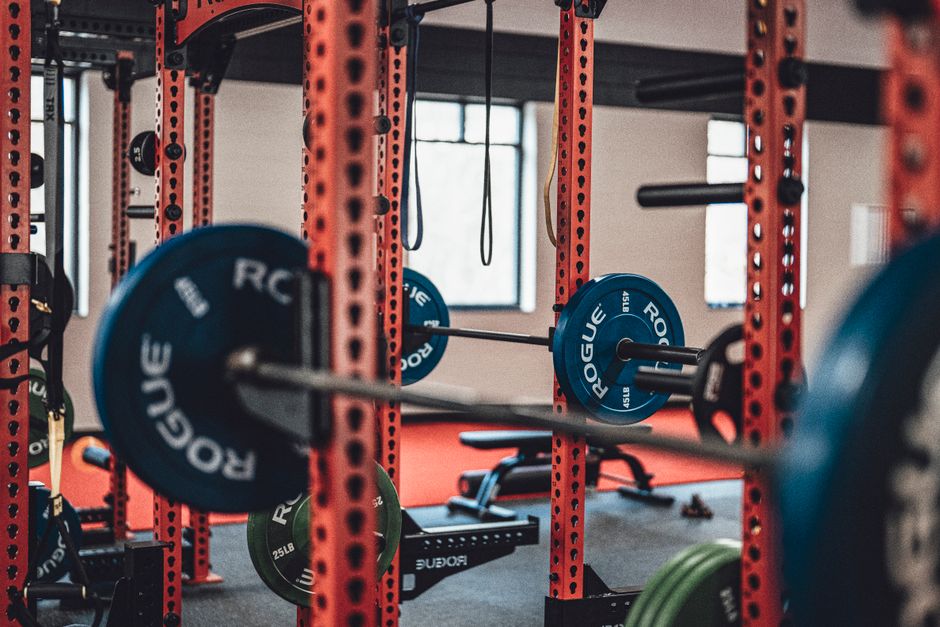 Personne réalisant un hack squat sur machine en salle de sport