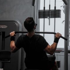 Sportif réalisant un tirage vertical à la poulie haute pour le dos