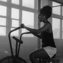 Air bike utilisée pour une séance cardio HIIT en salle