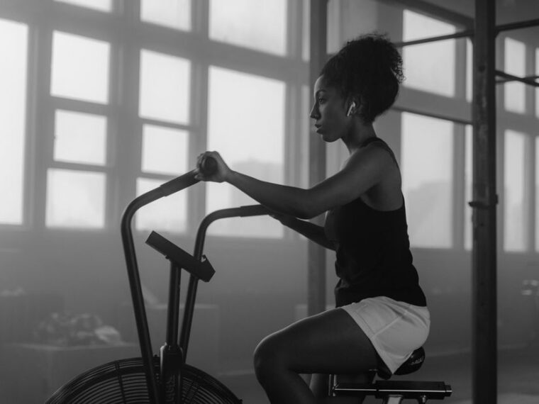 Air bike utilisée pour une séance cardio HIIT en salle