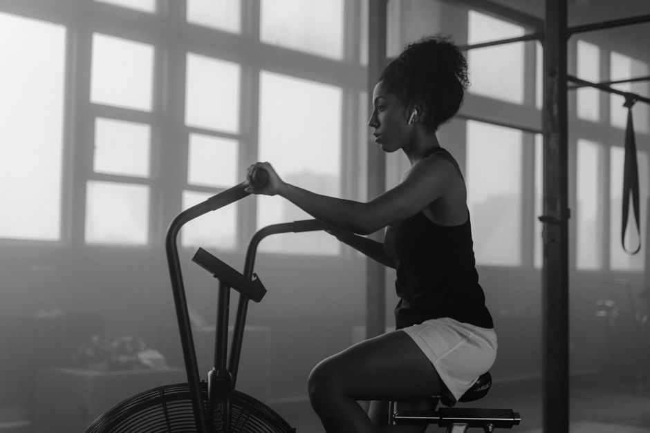 Air bike utilisée pour une séance cardio HIIT en salle