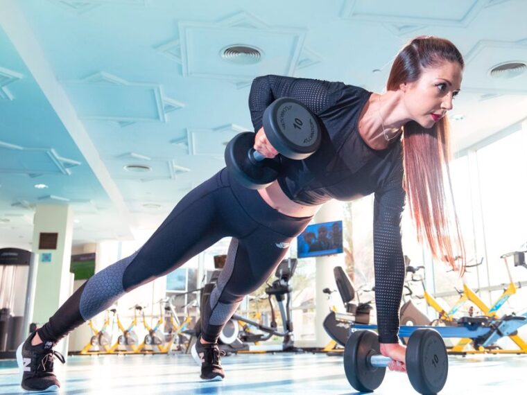 Row renegade avec haltères pour travailler le dos et le gainage