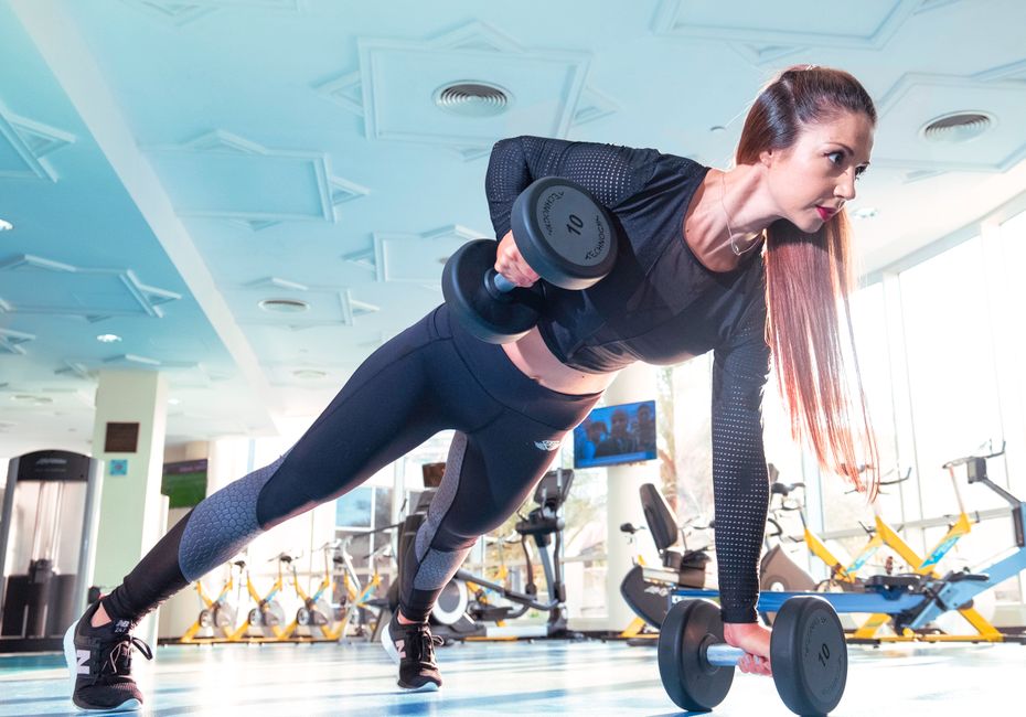 Row renegade avec haltères pour travailler le dos et le gainage
