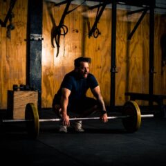 Rowing à la barre pour travailler le dos en salle