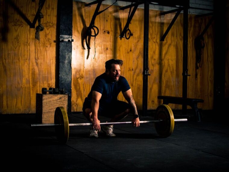 Rowing à la barre pour travailler le dos en salle