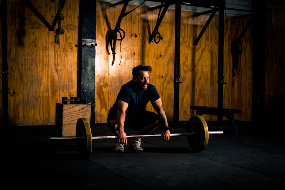 Rowing à la barre pour travailler le dos en salle