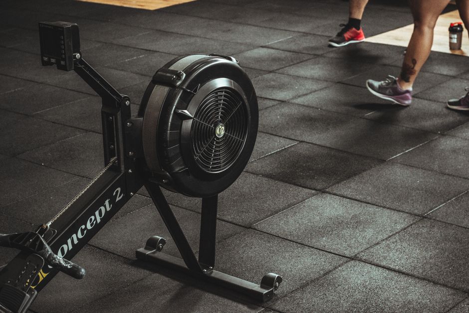Rameur indoor pour une séance cardio structurée et progressive