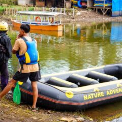 Canoë gonflable sur un plan d’eau calme avec équipement de sécurité