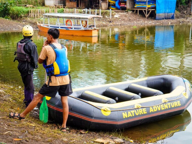 Canoë gonflable sur un plan d’eau calme avec équipement de sécurité