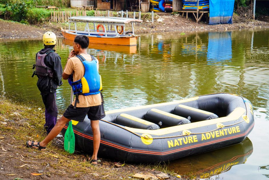 Canoë gonflable sur un plan d’eau calme avec équipement de sécurité