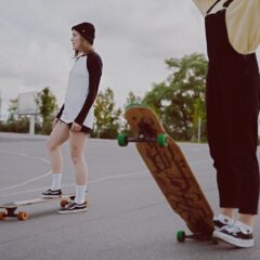 Longboard pour débuter en glisse urbaine avec protections