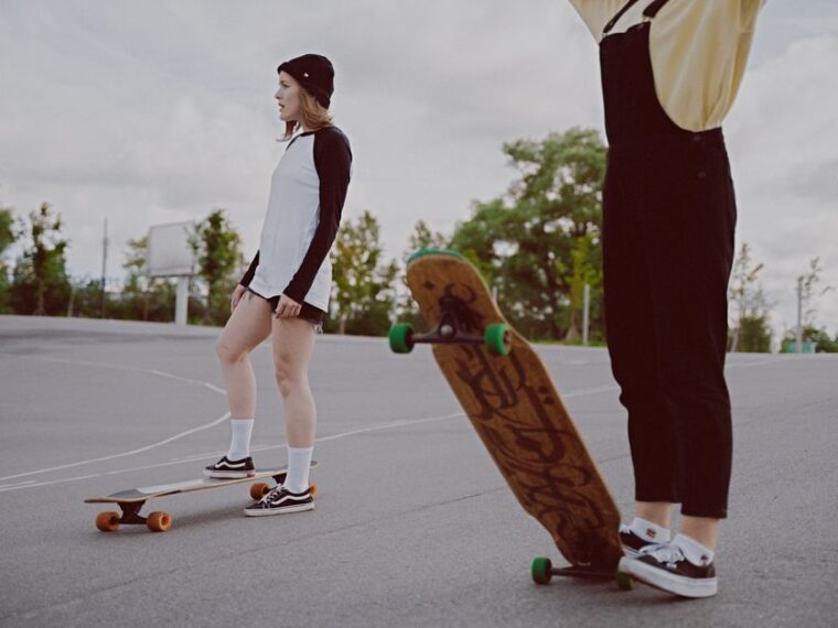 Longboard pour débuter en glisse urbaine avec protections