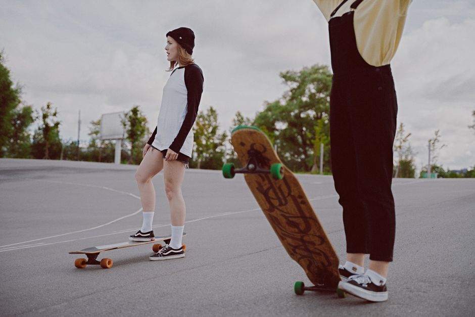 Longboard pour débuter en glisse urbaine avec protections