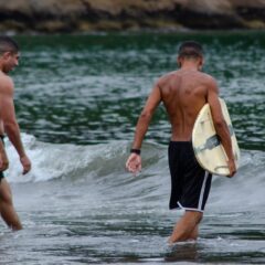 Skimboard sur la plage avec une zone de sable humide