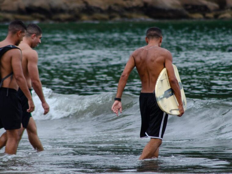 Skimboard sur la plage avec une zone de sable humide