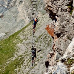 Pratiquant équipé sur une via ferrata en montagne