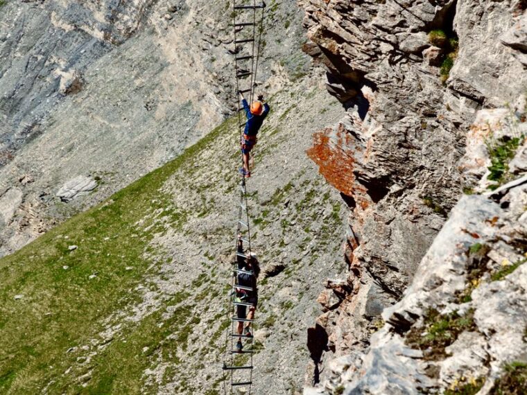 Pratiquant équipé sur une via ferrata en montagne