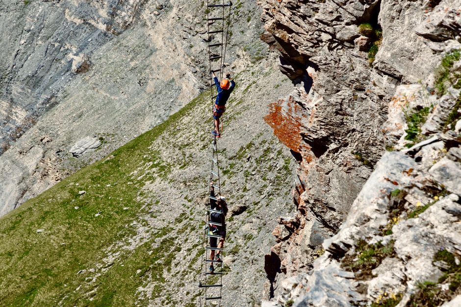 Pratiquant équipé sur une via ferrata en montagne